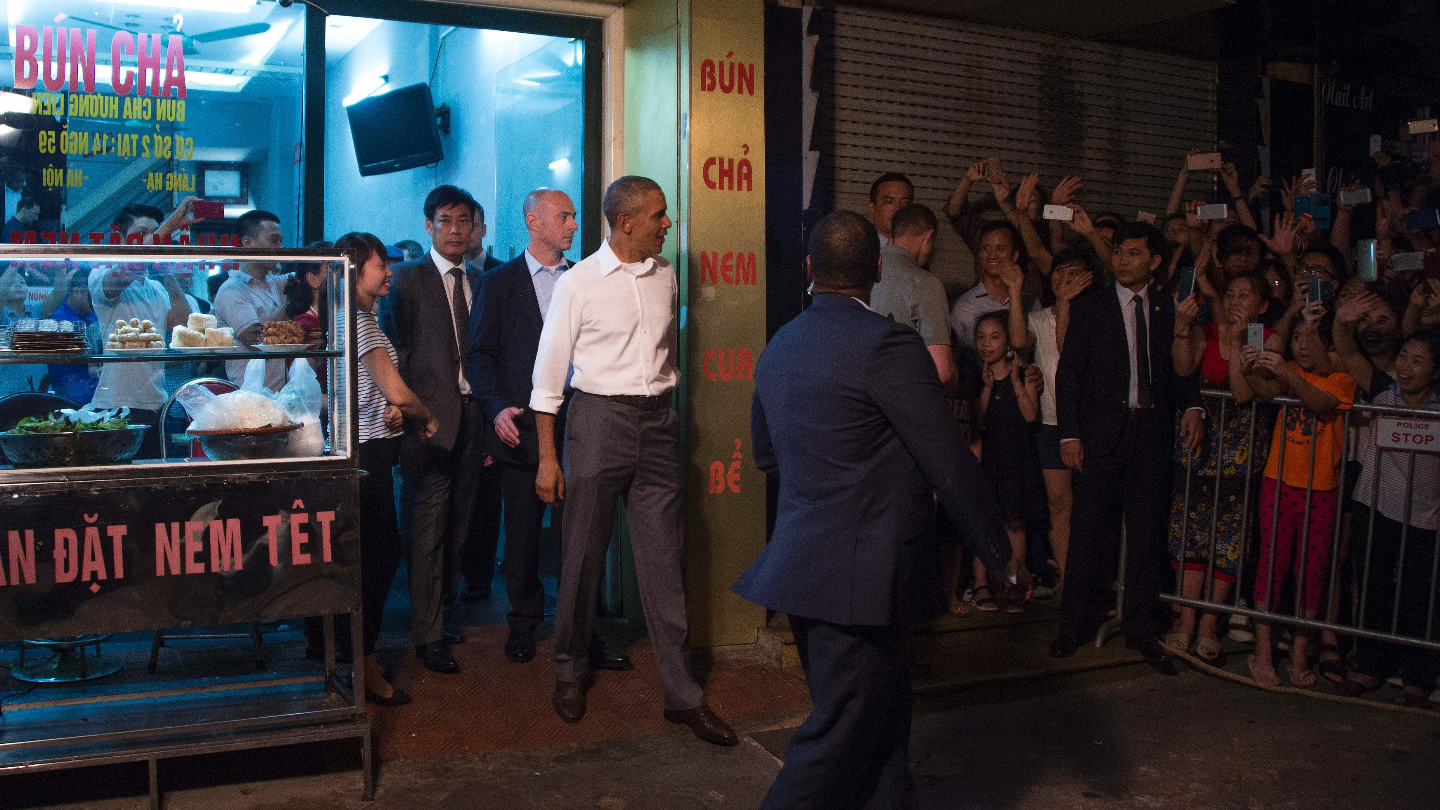 obama visit vietnam restaurant