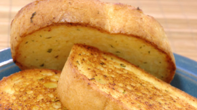 Three pieces of Texas toast on blue plate