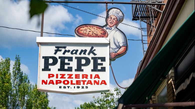 exterior restaurant sign of Frank Pepe Pizzeria Napoletana