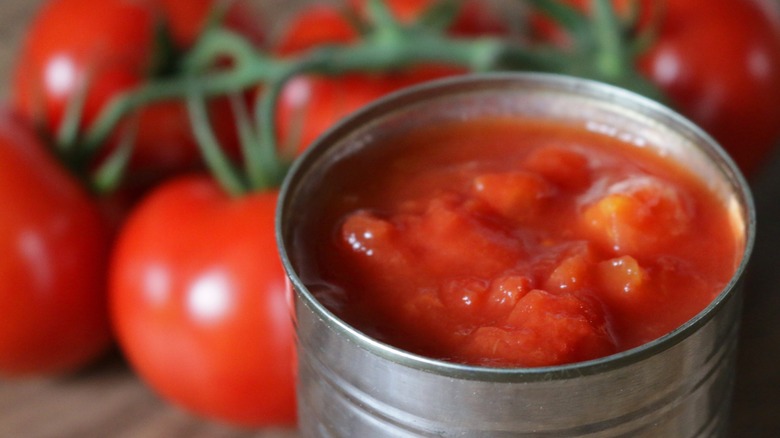 Photo of unbranded generic aluminum can of chopped tomatoes pieces, crushed tomatoes