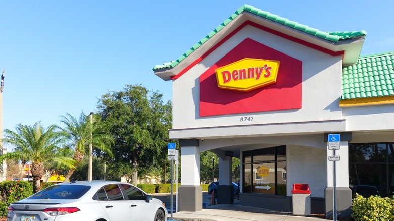 A Denny's exterior in a tropical climate