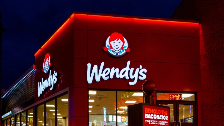 Exterior of a Wendy's lit up at night