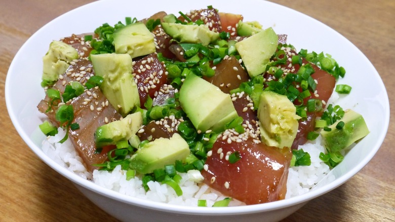 Poké bowl with tuna and avocado