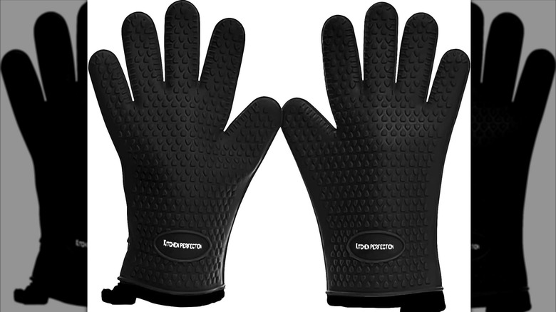 Black Kitchen Perfection heat resistant silicone gloves