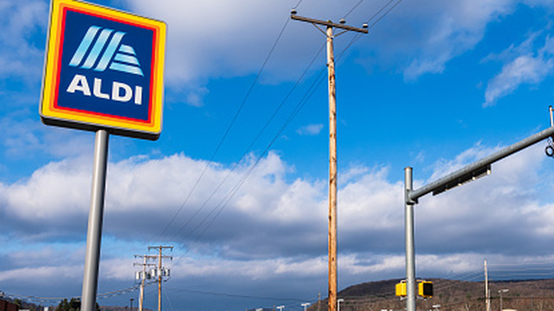 An Aldi sign against a blue sky