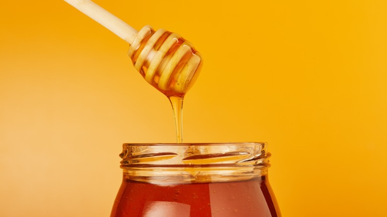 Honey jar and honey dipper