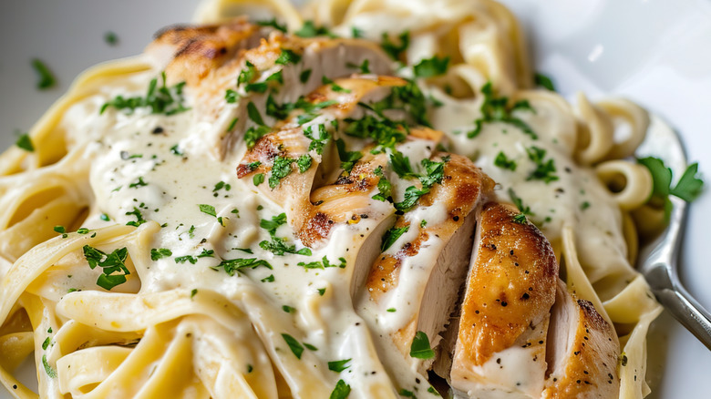 plate of chicken alfredo pasta