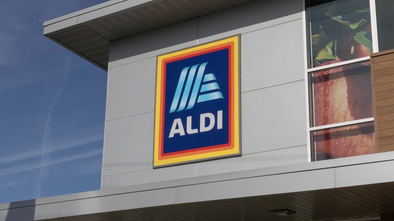 Aldi grocery store exterior in daylightdf