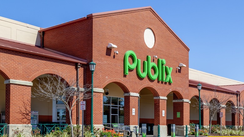 Publix grocery store exterior in daylight