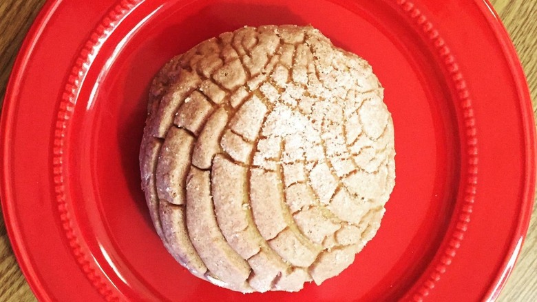 Concha on a red plate at La Estrella Bakery Inc.