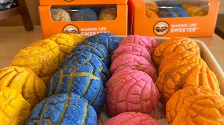 Tray of multi-color Conchitas at La Monarca Bakery