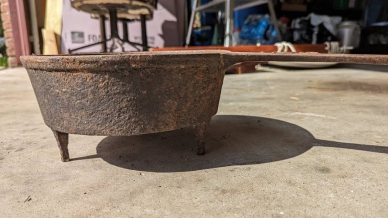 Cast iron spider Dutch oven