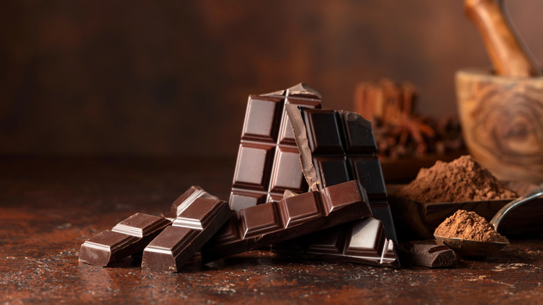 Broken chocolae and cocoa powder