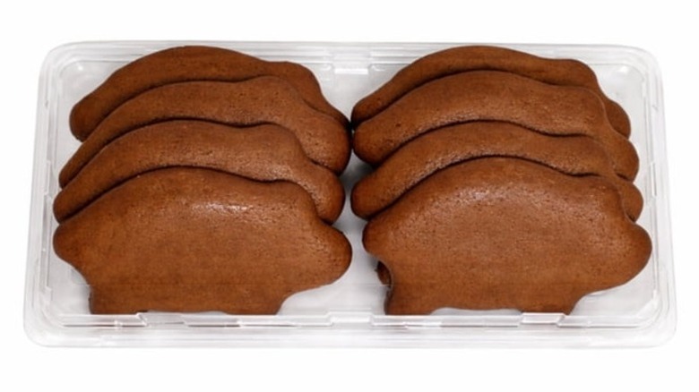 Eight pig-shaped gingerbread cookies in clear plastic packaging