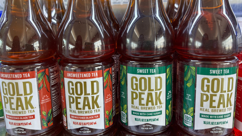 Bottles of both unsweetened and sweetened Gold Peak Tea at a grocery store.