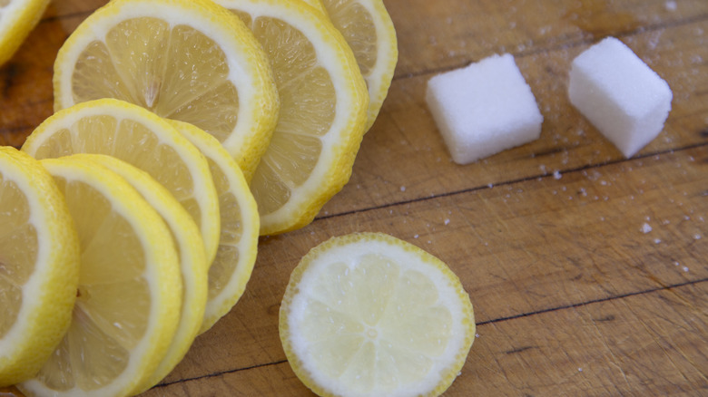 Lemon slices and sugar cubes