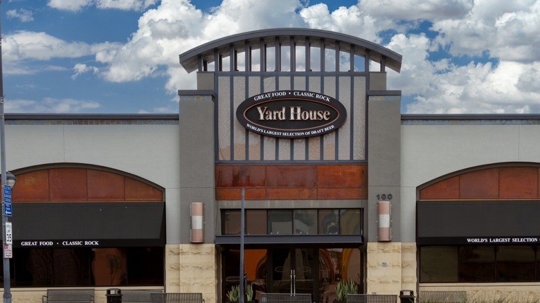 Exterior building of Yard House restaurant
