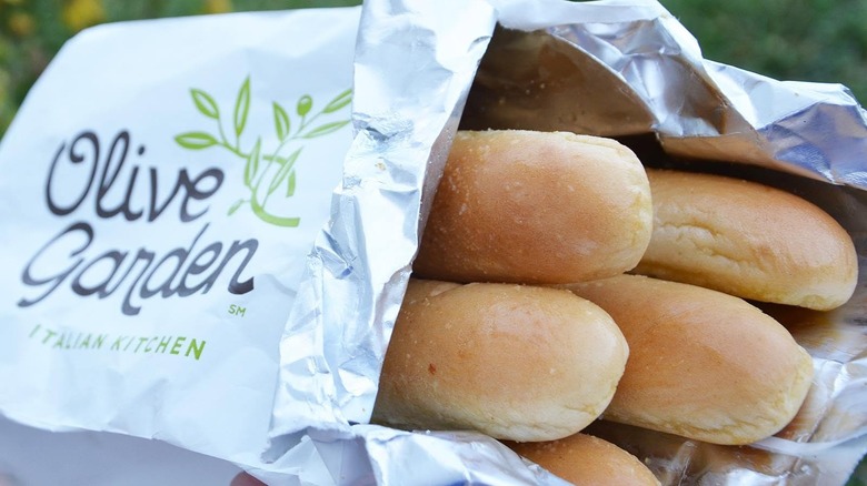 A takeout container of Olive Garden breadsticks