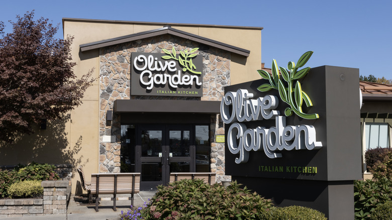 Exterior of Olive Garden, day