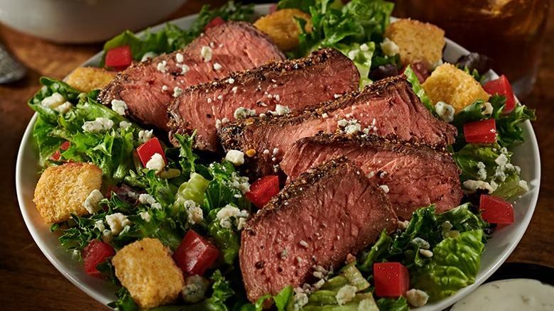 LongHorn Steakhouse 7-pepper sirloin lunch salad in a white bowl