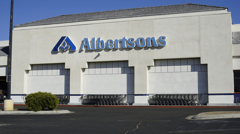 The outside of an Albertsons store