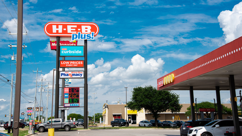 A HEB garage and a large HEB sign