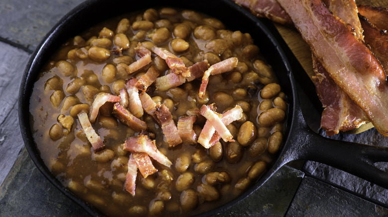 Baked beans topped with bacon