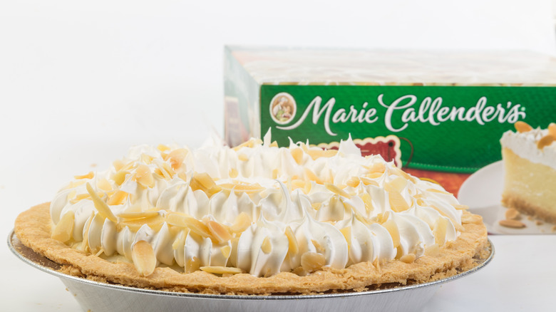 Marie Callender´s Whole Banana Cream Pie with its box in the background