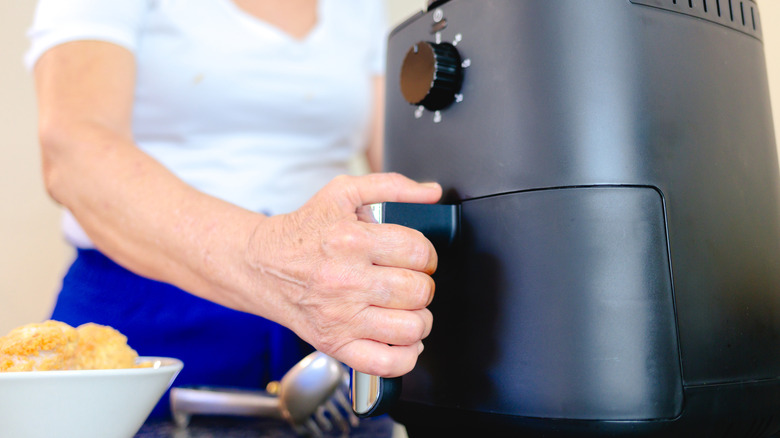 Hand opening air fryer
