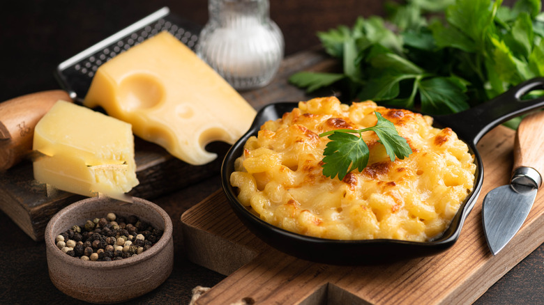 A cast iron skillet of mac and cheese