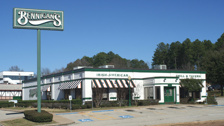 Bennigan's restaurant exterior