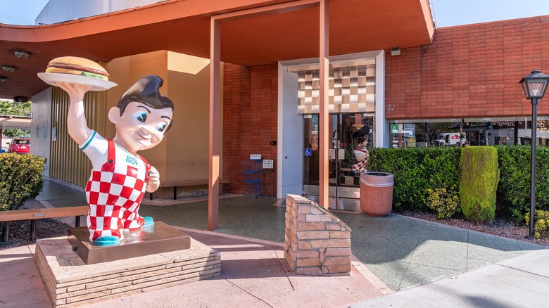 Exterior of Bob's Big Boy hamburger restaurant
