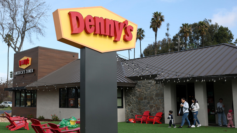 Denny's restaurant exterior