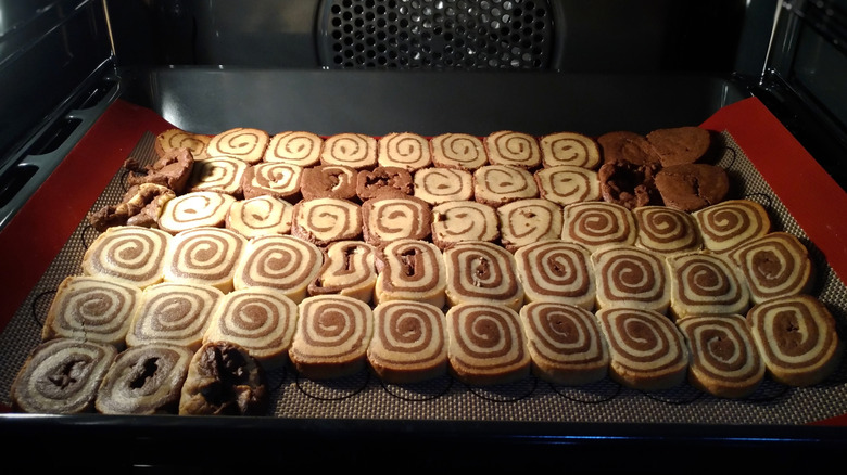 Too many cookies on a pan