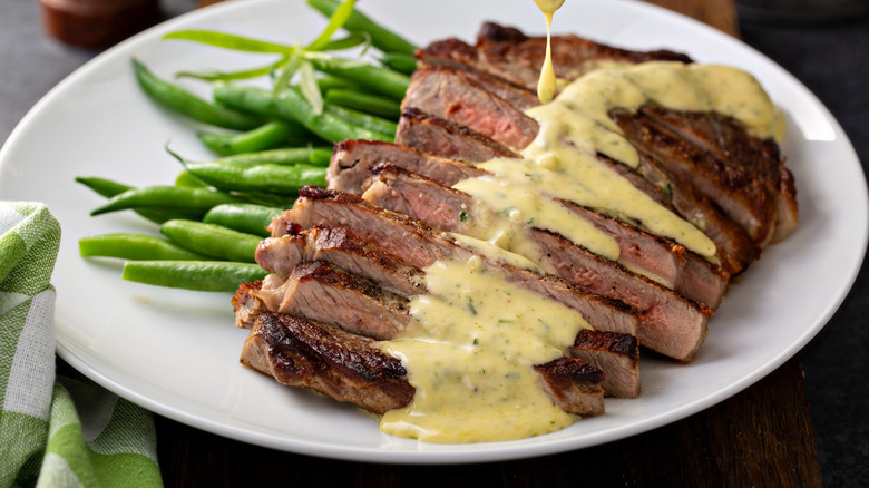 Steak with bearnaise and green beans