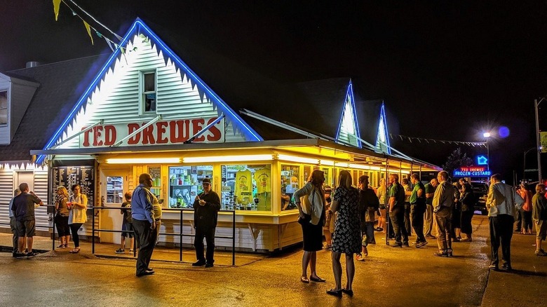 Exterior of a Ted Drewes Frozen Custard at night