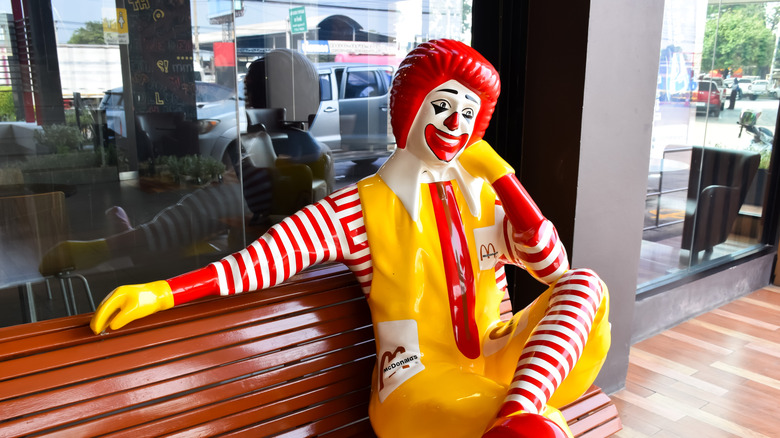 Statue of Ronald McDonald on a bench