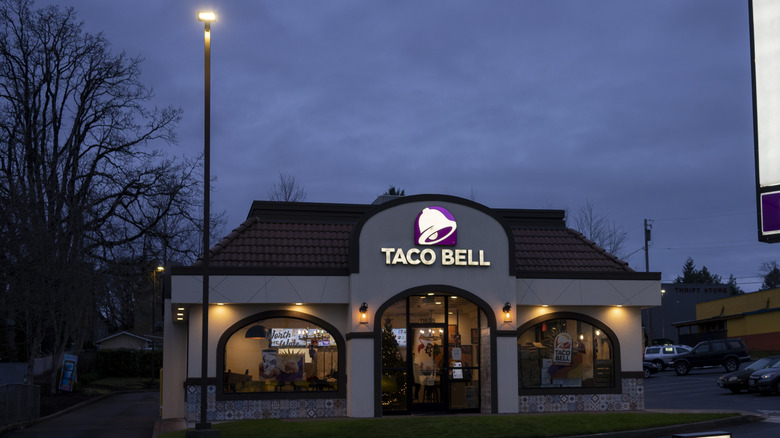 Exterior of a Taco Bell, night