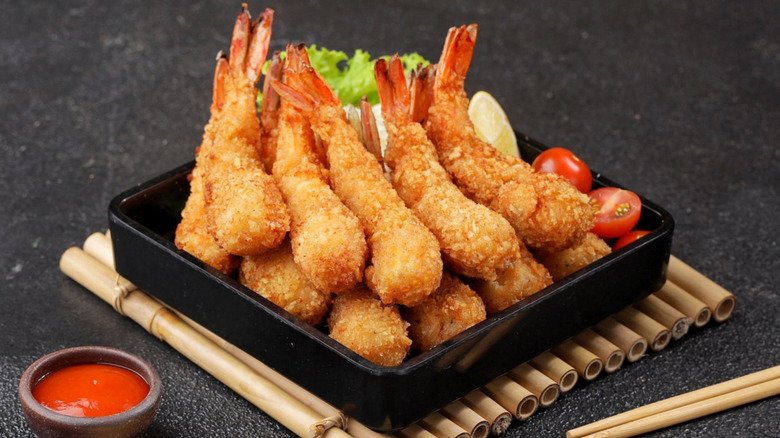 Ebi furai fried shrimp in a black dish