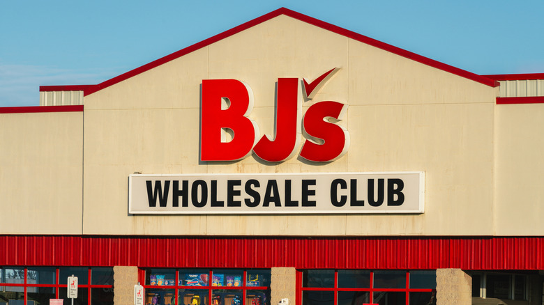 Exterior of a BJ's, day