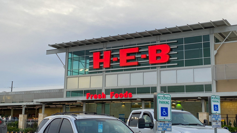 Exterior of an H-E-B on a cloudy day