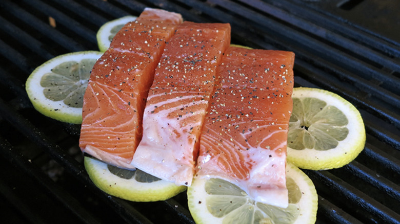 Fish grilled on lemon slices
