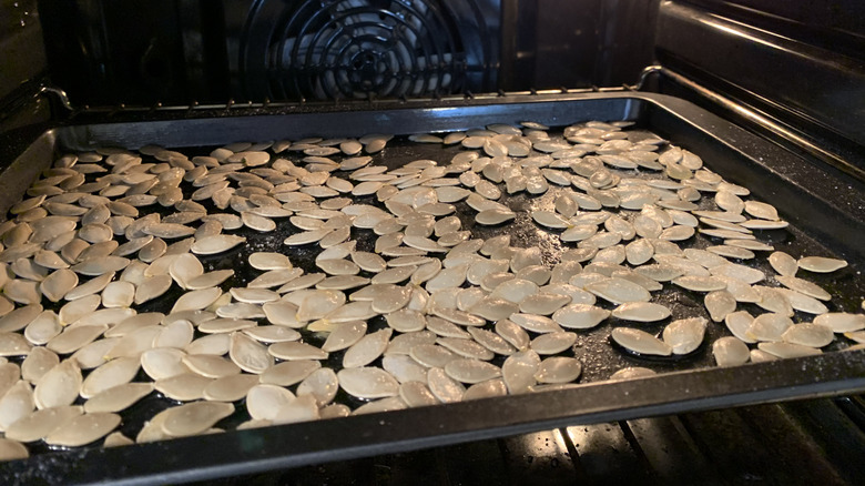 Roasting pumpkin seeds