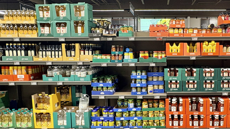 The condiments and oil aisle of an Aldi.