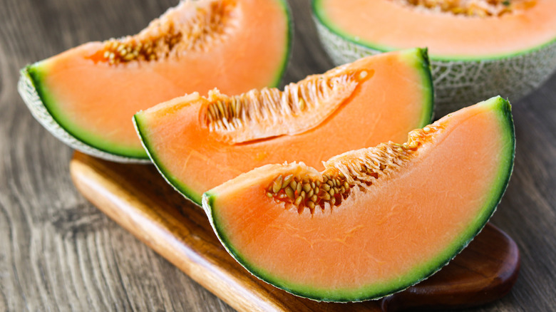 slices of cantaloupe
