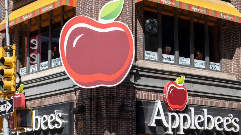 The front of a NYC Applebee's restaurant