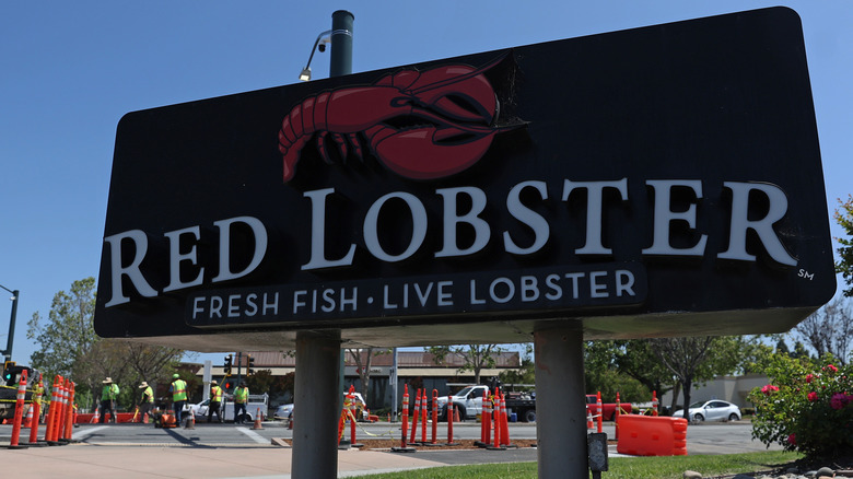 A Red Lobster road sign, reading "Red Lobster: Fresh Fish, Live Lobster."
