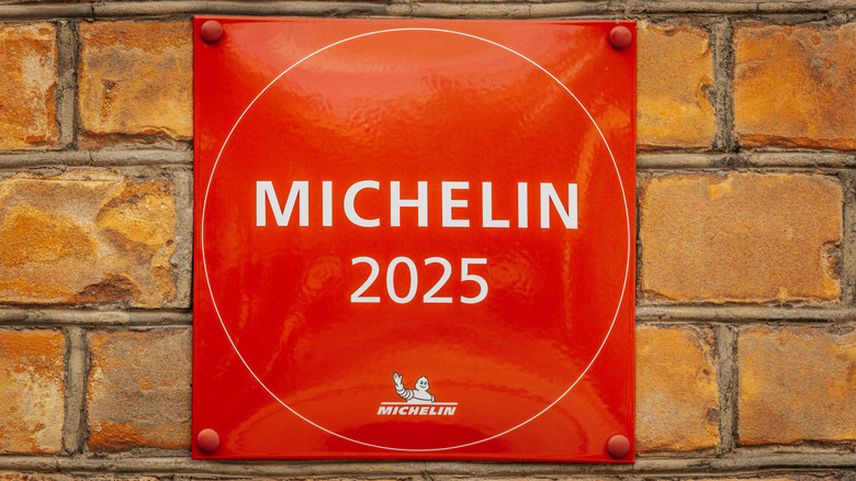 Red Michelin 2025 plaque with no stars on a brick wall