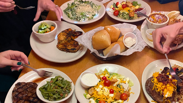 People eating at Texas Roadhouse
