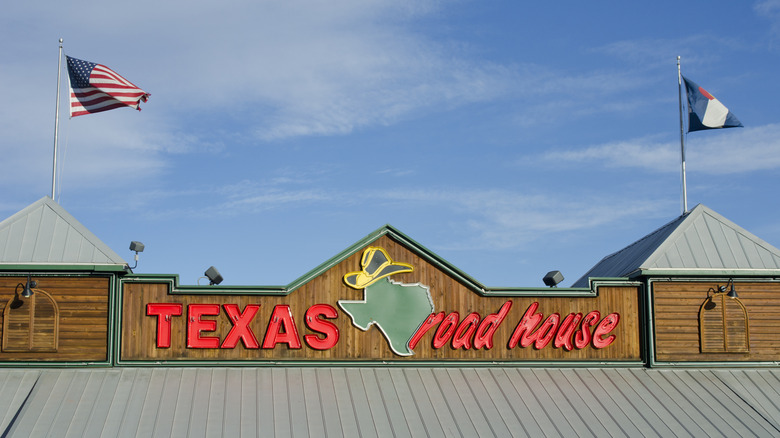 Exterior of Texas Roadhouse, day